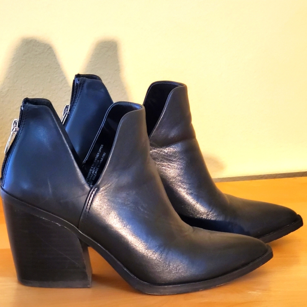 Steve Madden Boots (Size 9)